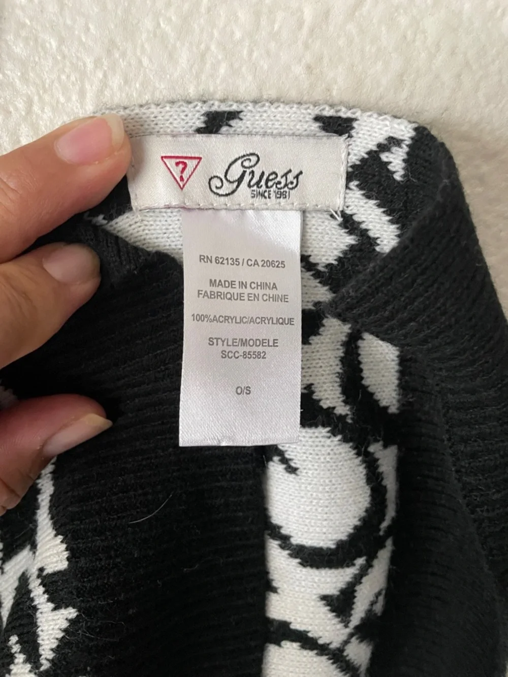 Guess women’s Scarves